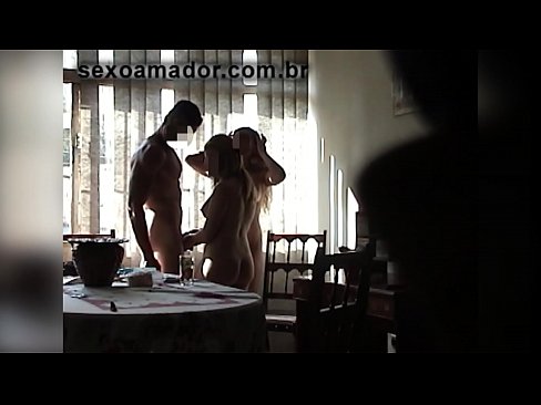 ❤️ Le amiche del sesso invitano un uomo gigante e una cosa a tre con lui ️ Slutsal it.hentaisea-com.ru ️❤