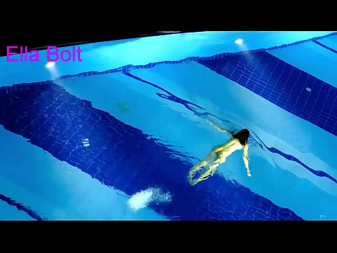 ❤️ Non posso smettere di guardare, giovane bionda catturata nuotare nuda nella piscina del resort ELLA BOLT ️ Slutsal it.hentaisea-com.ru ️❤